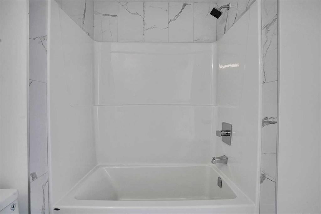 230 Kinniburgh Loop, Chestermere, AB - Indoor Photo Showing Bathroom