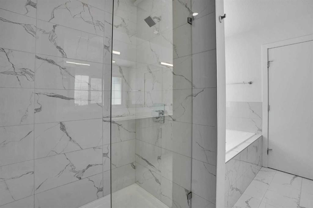 230 Kinniburgh Loop, Chestermere, AB - Indoor Photo Showing Bathroom