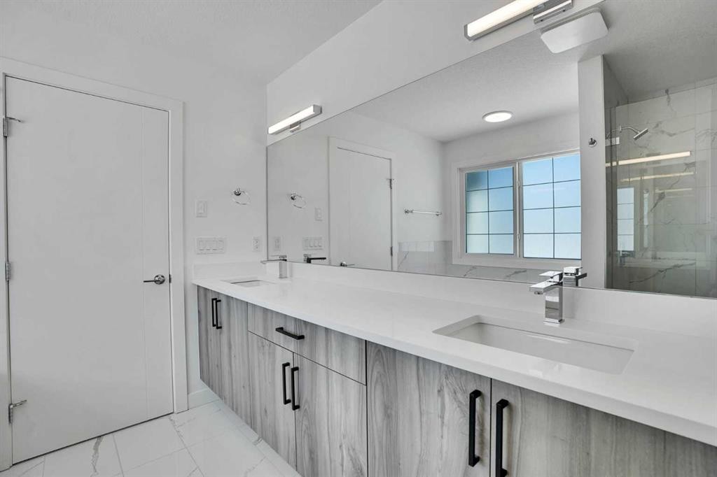 230 Kinniburgh Loop, Chestermere, AB - Indoor Photo Showing Bathroom