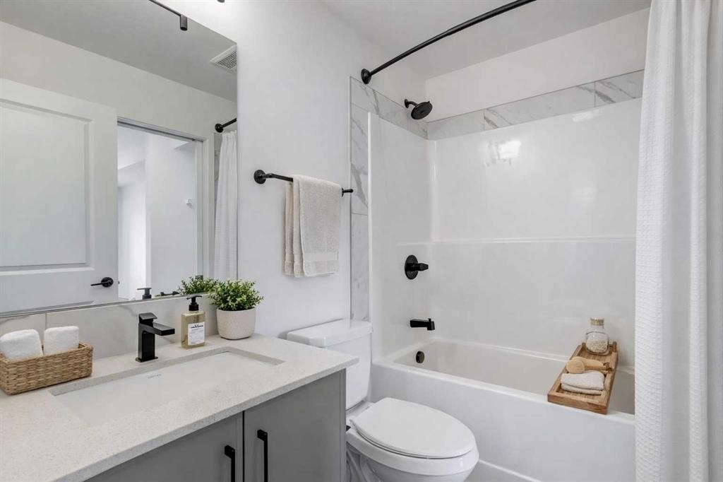 407-140 Mahogany Street, Calgary, AB - Indoor Photo Showing Bathroom