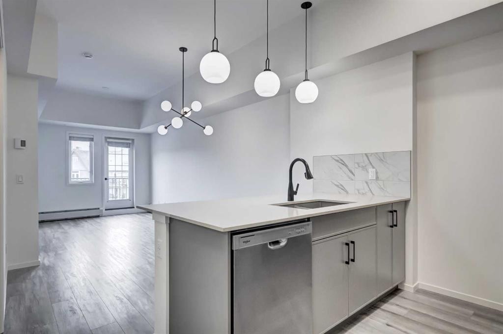 407-140 Mahogany Street, Calgary, AB - Indoor Photo Showing Kitchen