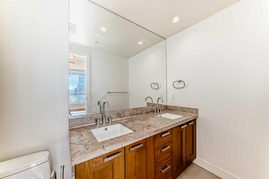 1126-222 Riverfront Avenue Sw, Calgary, AB - Indoor Photo Showing Bathroom
