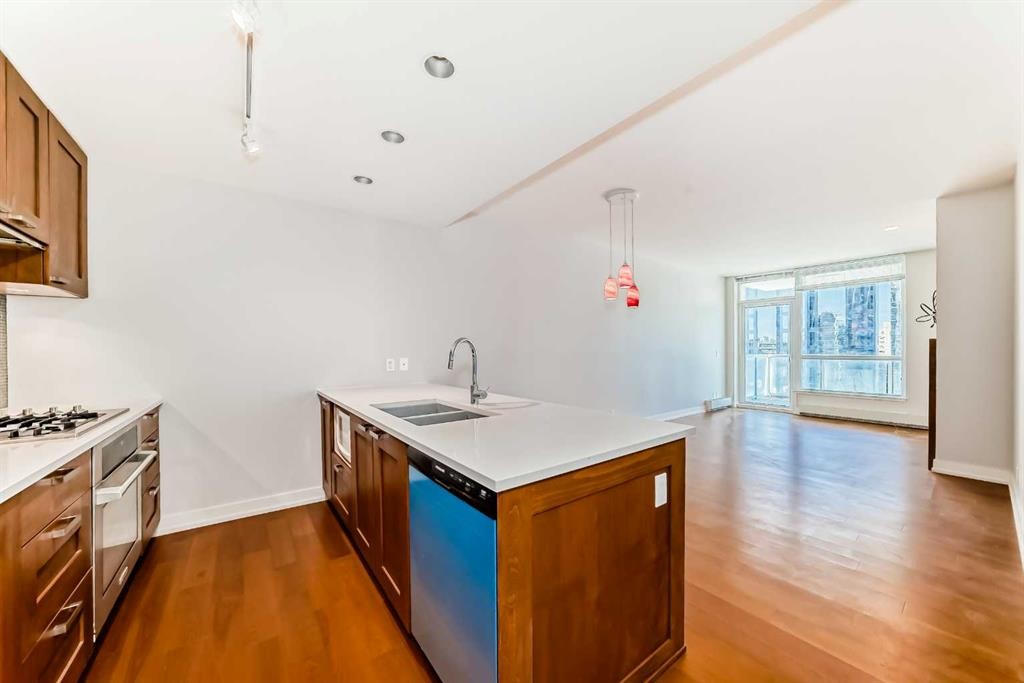 1126-222 Riverfront Avenue Sw, Calgary, AB - Indoor Photo Showing Kitchen With Double Sink With Upgraded Kitchen