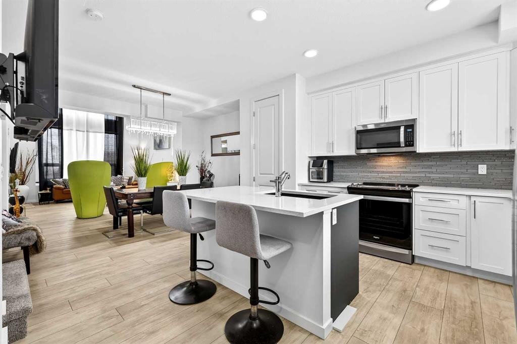 42 Heirloom Manor Se, Calgary, AB - Indoor Photo Showing Kitchen With Upgraded Kitchen