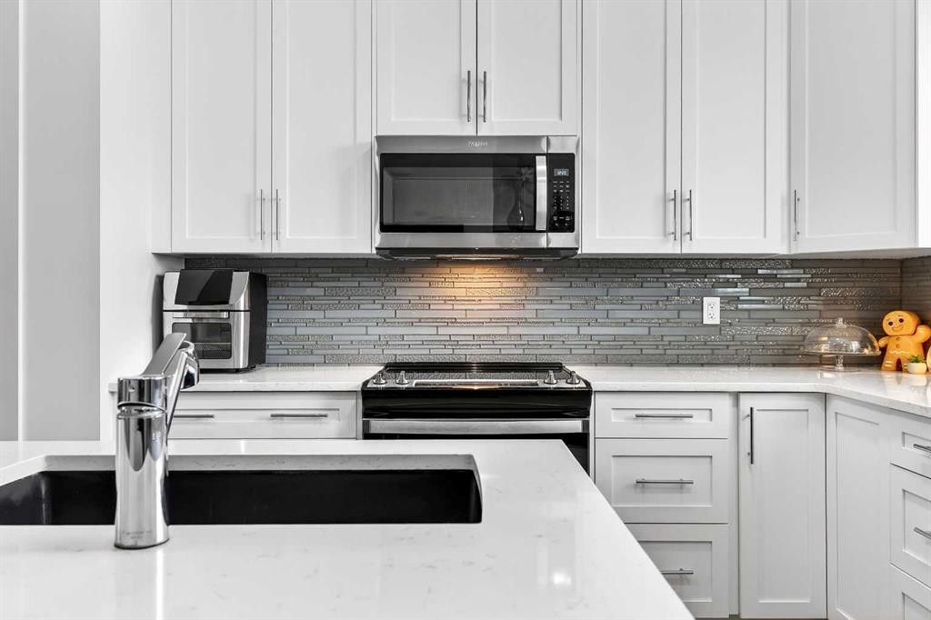 42 Heirloom Manor Se, Calgary, AB - Indoor Photo Showing Kitchen With Upgraded Kitchen