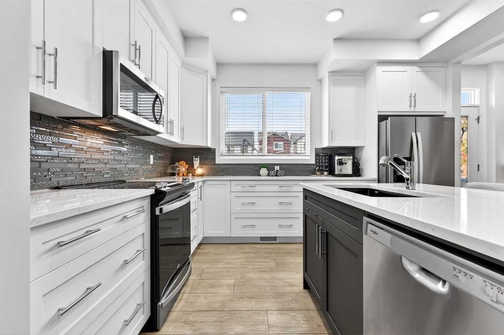 42 Heirloom Manor Se, Calgary, AB - Indoor Photo Showing Kitchen With Stainless Steel Kitchen With Upgraded Kitchen
