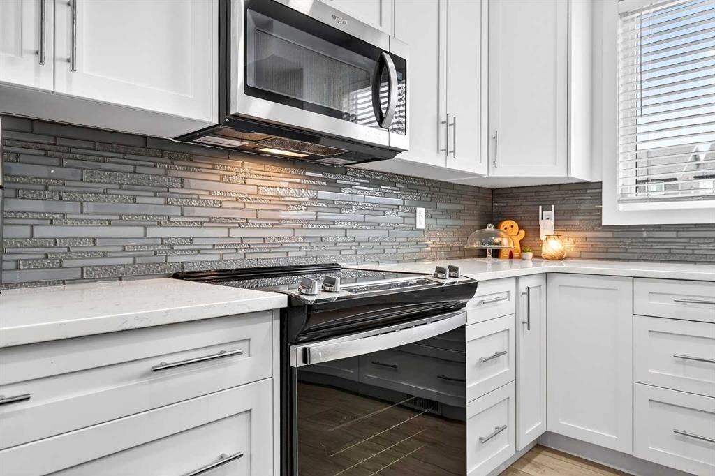 42 Heirloom Manor Se, Calgary, AB - Indoor Photo Showing Kitchen With Upgraded Kitchen