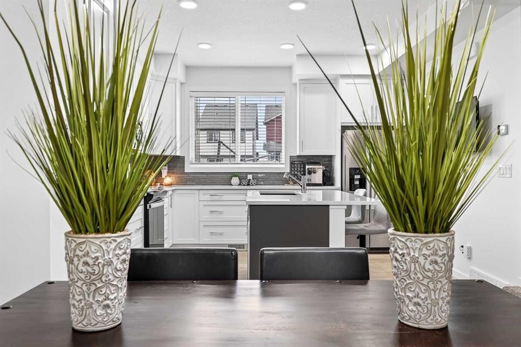 42 Heirloom Manor Se, Calgary, AB - Indoor