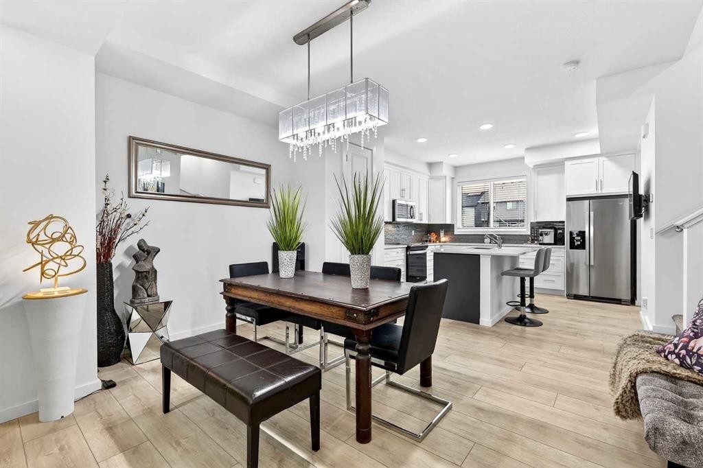 42 Heirloom Manor Se, Calgary, AB - Indoor Photo Showing Dining Room