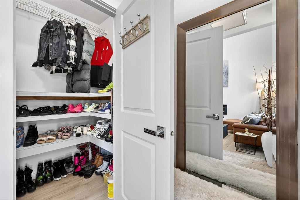 42 Heirloom Manor Se, Calgary, AB - Indoor