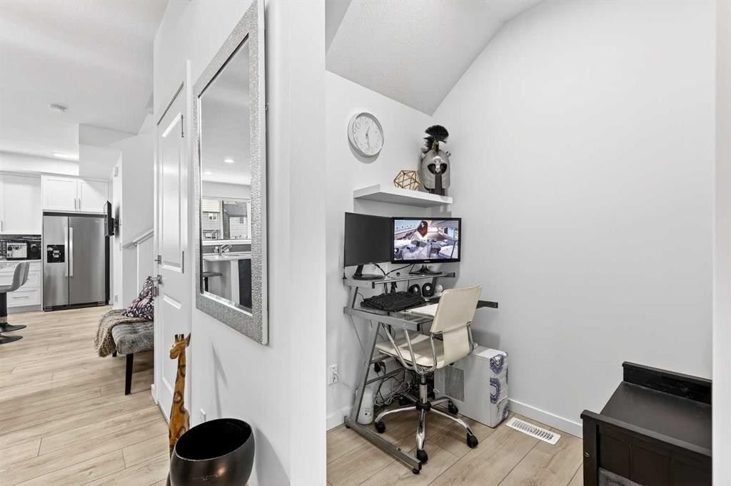 42 Heirloom Manor Se, Calgary, AB - Indoor