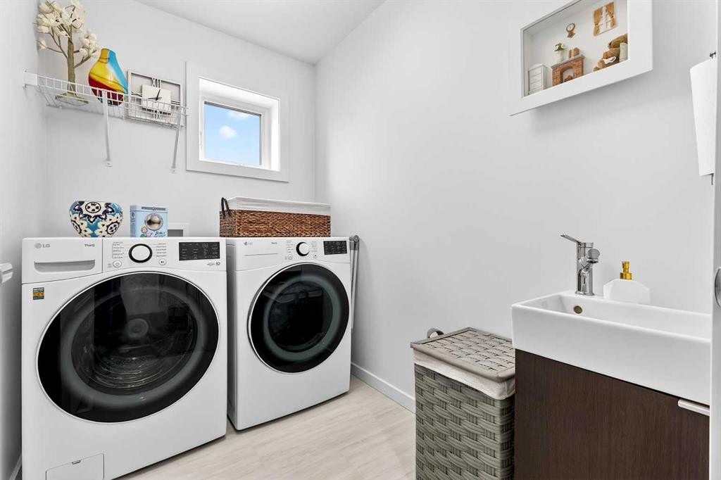 42 Heirloom Manor Se, Calgary, AB - Indoor Photo Showing Laundry Room