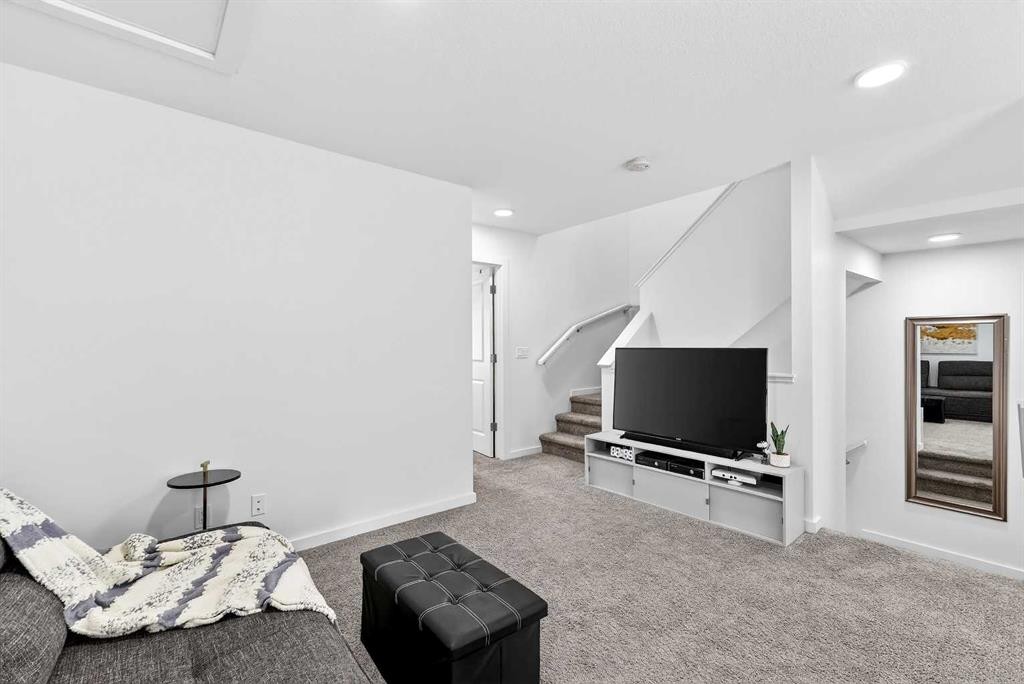 42 Heirloom Manor Se, Calgary, AB - Indoor