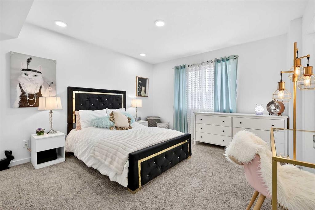42 Heirloom Manor Se, Calgary, AB - Indoor Photo Showing Bedroom
