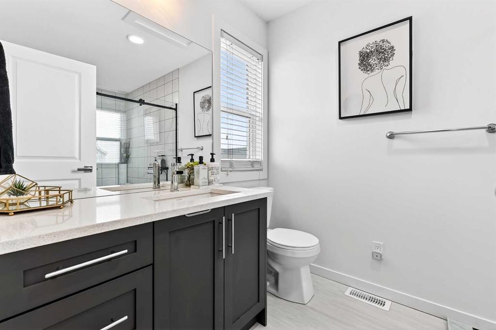 42 Heirloom Manor Se, Calgary, AB - Indoor Photo Showing Bathroom
