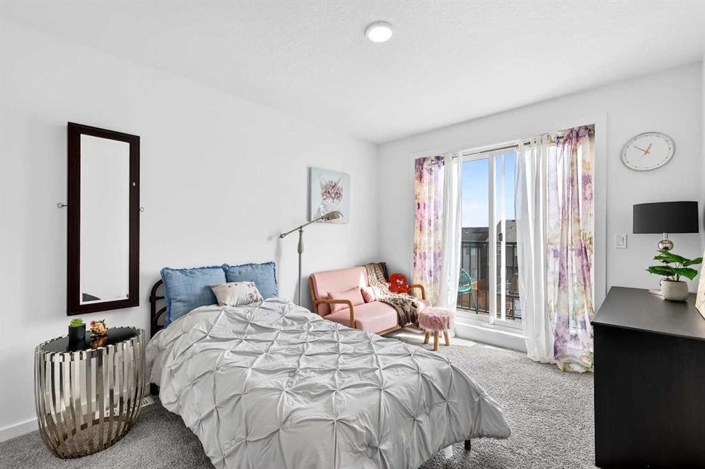 42 Heirloom Manor Se, Calgary, AB - Indoor Photo Showing Bedroom