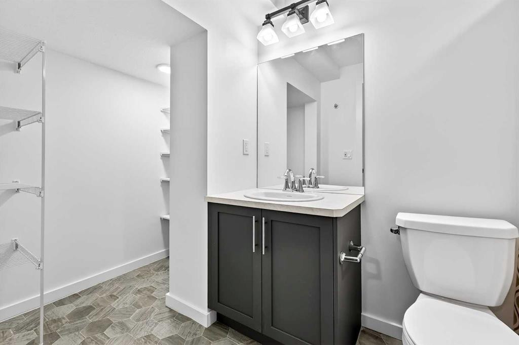 42 Heirloom Manor Se, Calgary, AB - Indoor Photo Showing Bathroom