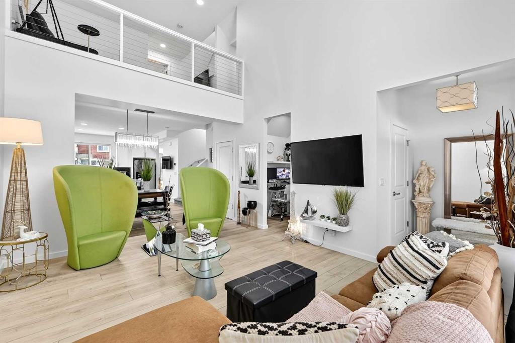 42 Heirloom Manor Se, Calgary, AB - Indoor