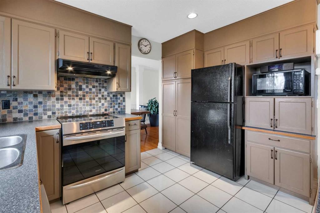 356 Cannington Place Sw, Calgary, AB - Indoor Photo Showing Kitchen With Double Sink