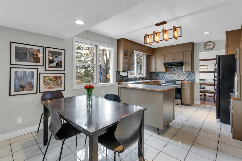 356 Cannington Place Sw, Calgary, AB - Indoor Photo Showing Other Room