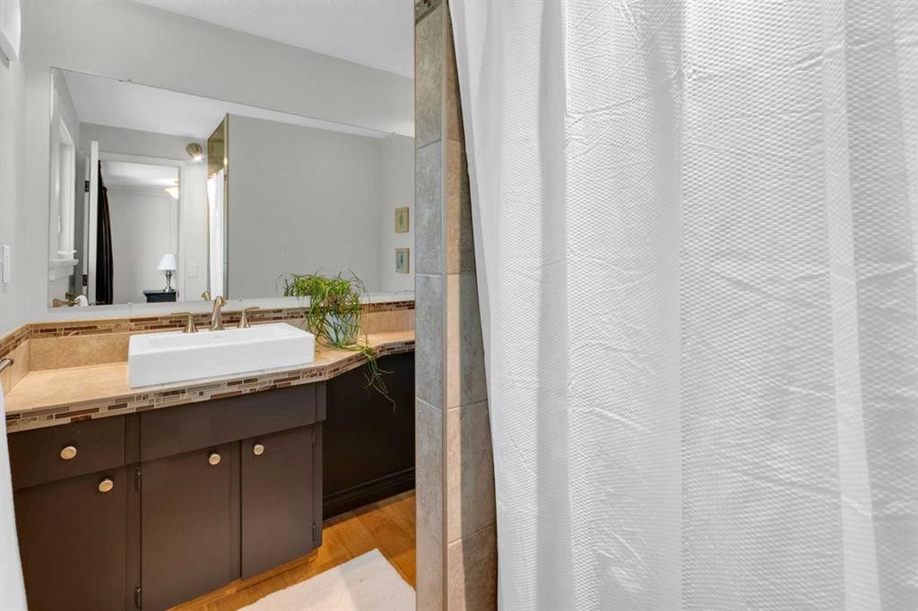 356 Cannington Place Sw, Calgary, AB - Indoor Photo Showing Bathroom