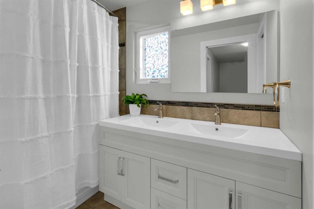 356 Cannington Place Sw, Calgary, AB - Indoor Photo Showing Bathroom