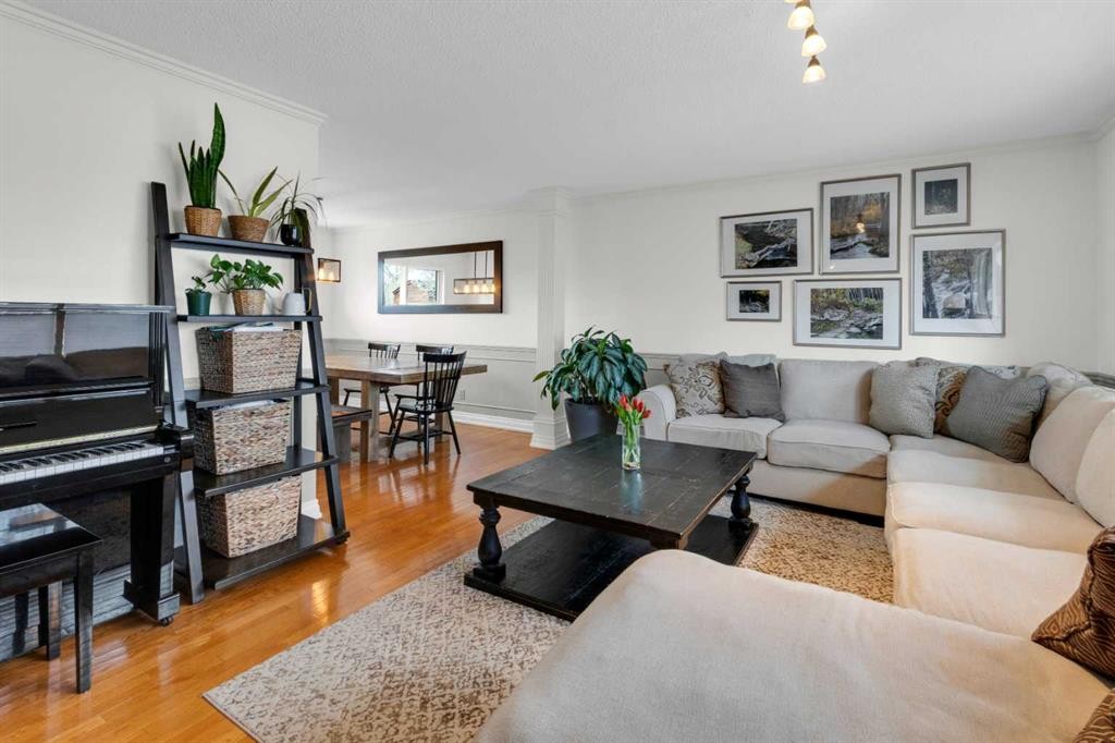 356 Cannington Place Sw, Calgary, AB - Indoor Photo Showing Living Room