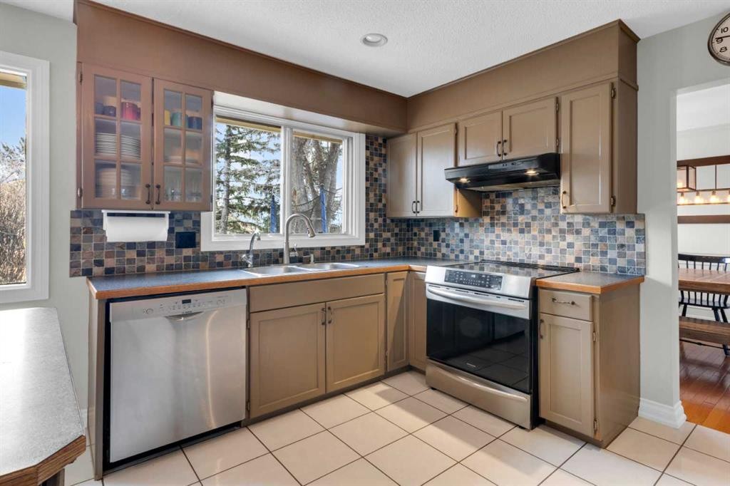 356 Cannington Place Sw, Calgary, AB - Indoor Photo Showing Kitchen With Double Sink