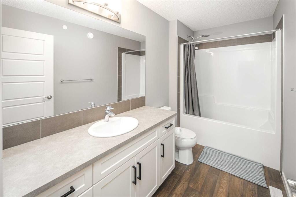 80 Howse Manor Ne, Calgary, AB - Indoor Photo Showing Bathroom