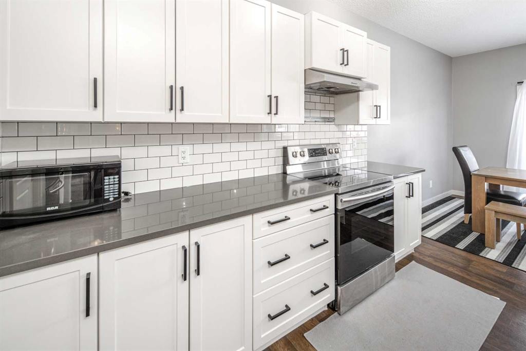80 Howse Manor Ne, Calgary, AB - Indoor Photo Showing Kitchen With Upgraded Kitchen