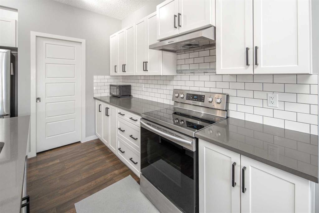 80 Howse Manor Ne, Calgary, AB - Indoor Photo Showing Kitchen With Stainless Steel Kitchen With Upgraded Kitchen