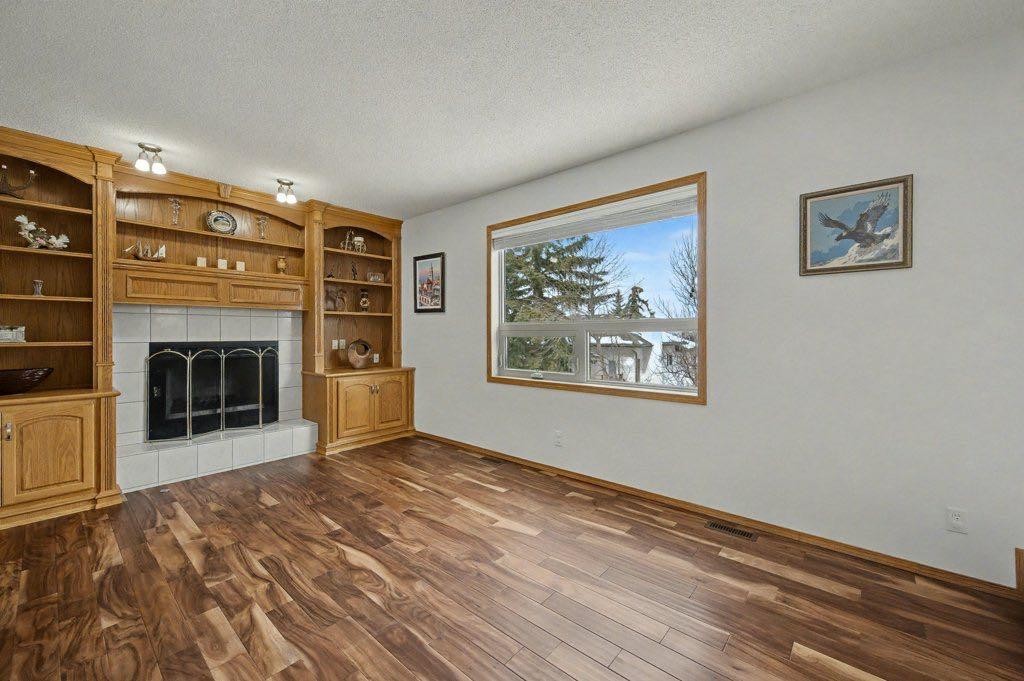 16 Straddock Crescent Sw, Calgary, AB - Indoor Photo Showing Living Room With Fireplace