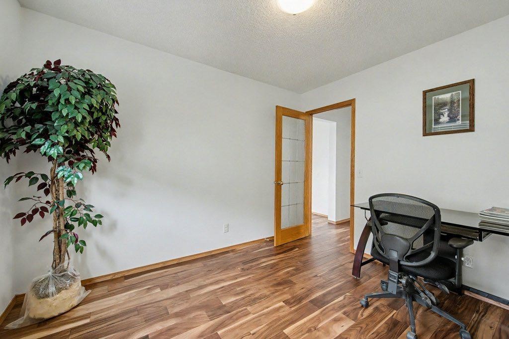 16 Straddock Crescent Sw, Calgary, AB - Indoor Photo Showing Other Room
