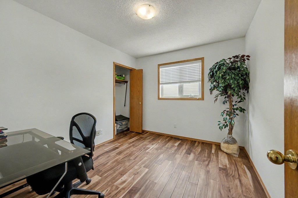 16 Straddock Crescent Sw, Calgary, AB - Indoor