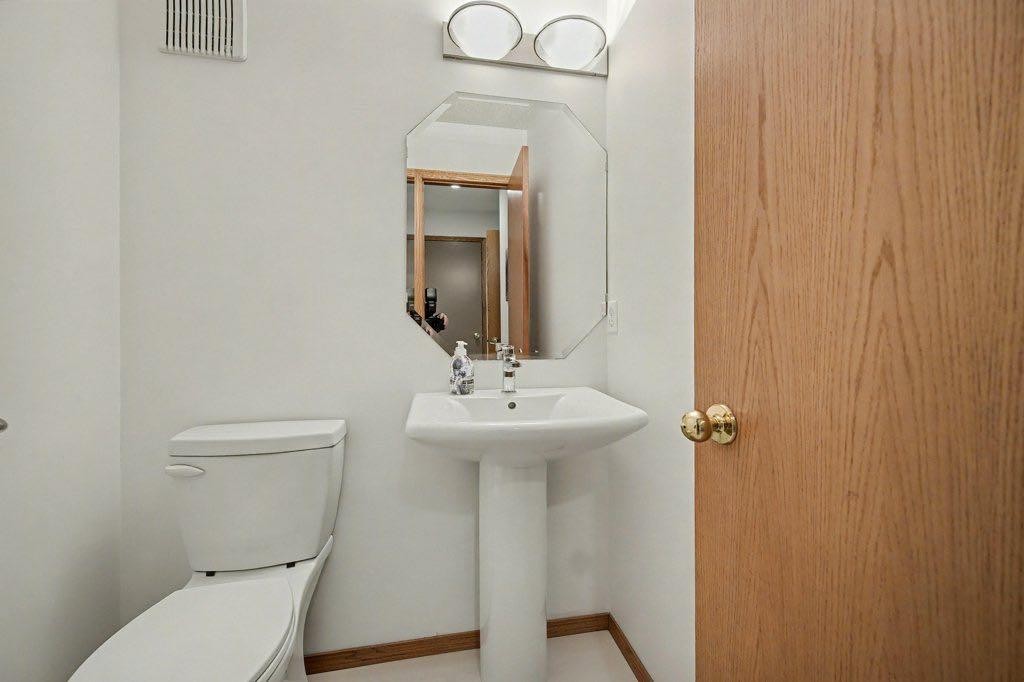 16 Straddock Crescent Sw, Calgary, AB - Indoor Photo Showing Bathroom