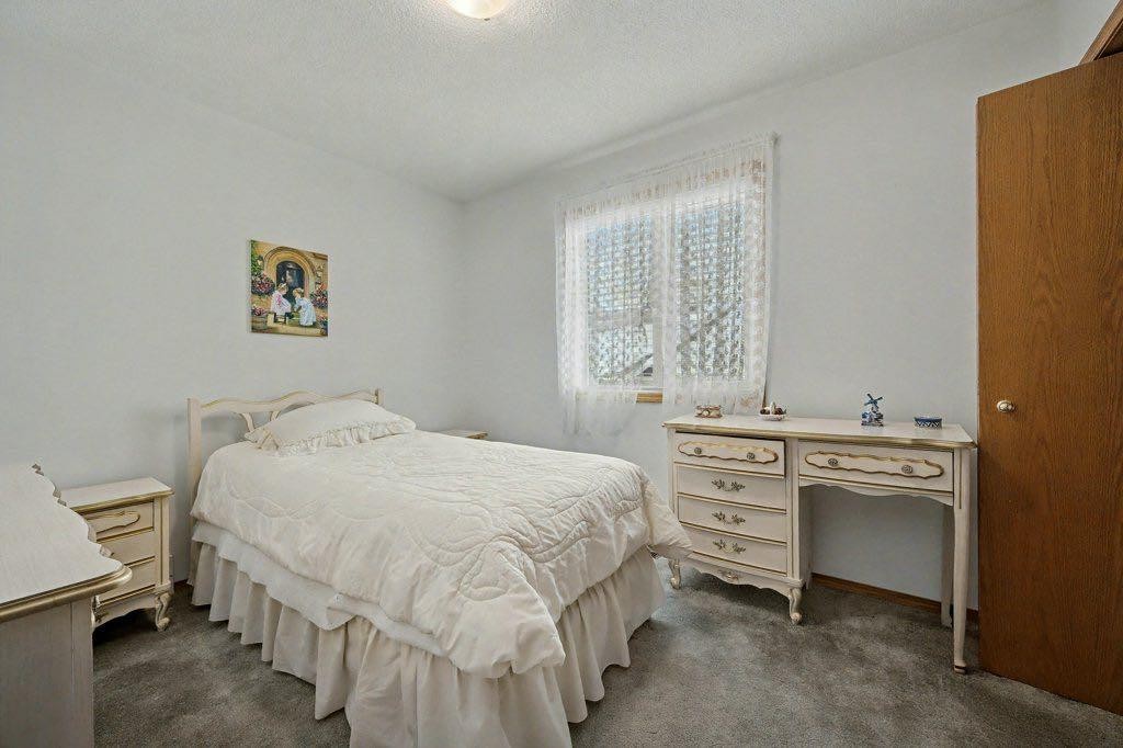 16 Straddock Crescent Sw, Calgary, AB - Indoor Photo Showing Bedroom