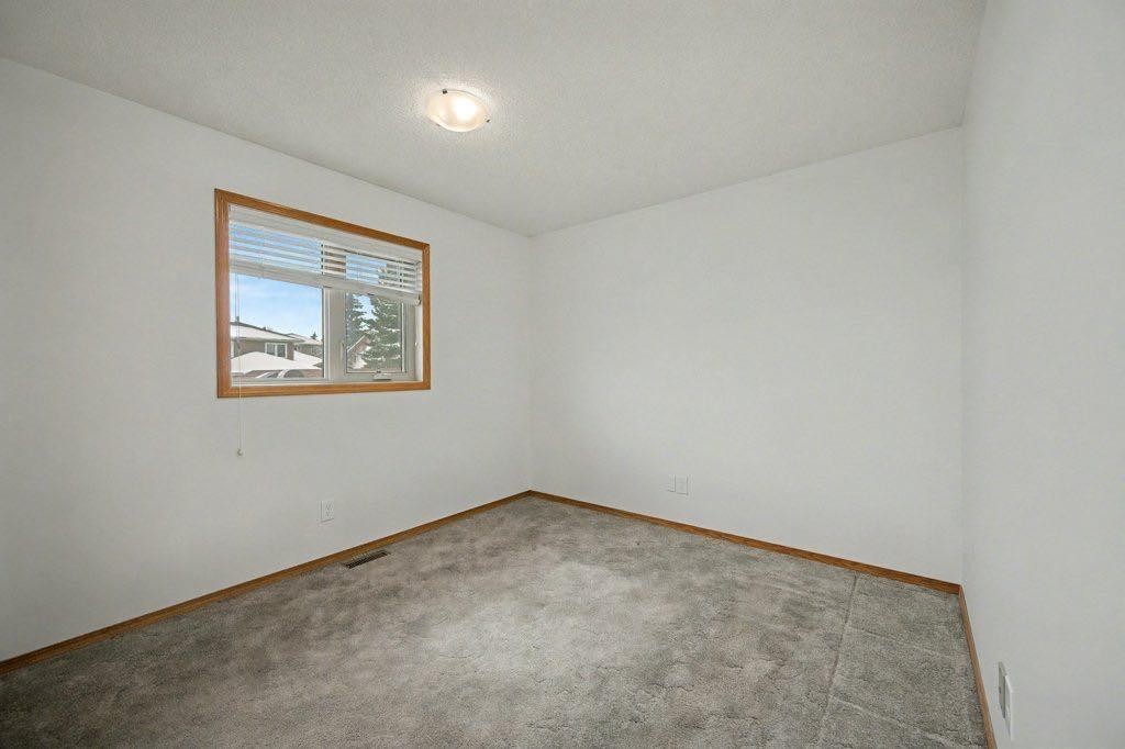 16 Straddock Crescent Sw, Calgary, AB - Indoor Photo Showing Other Room
