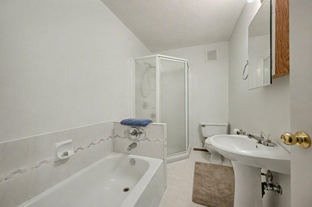 16 Straddock Crescent Sw, Calgary, AB - Indoor Photo Showing Bathroom
