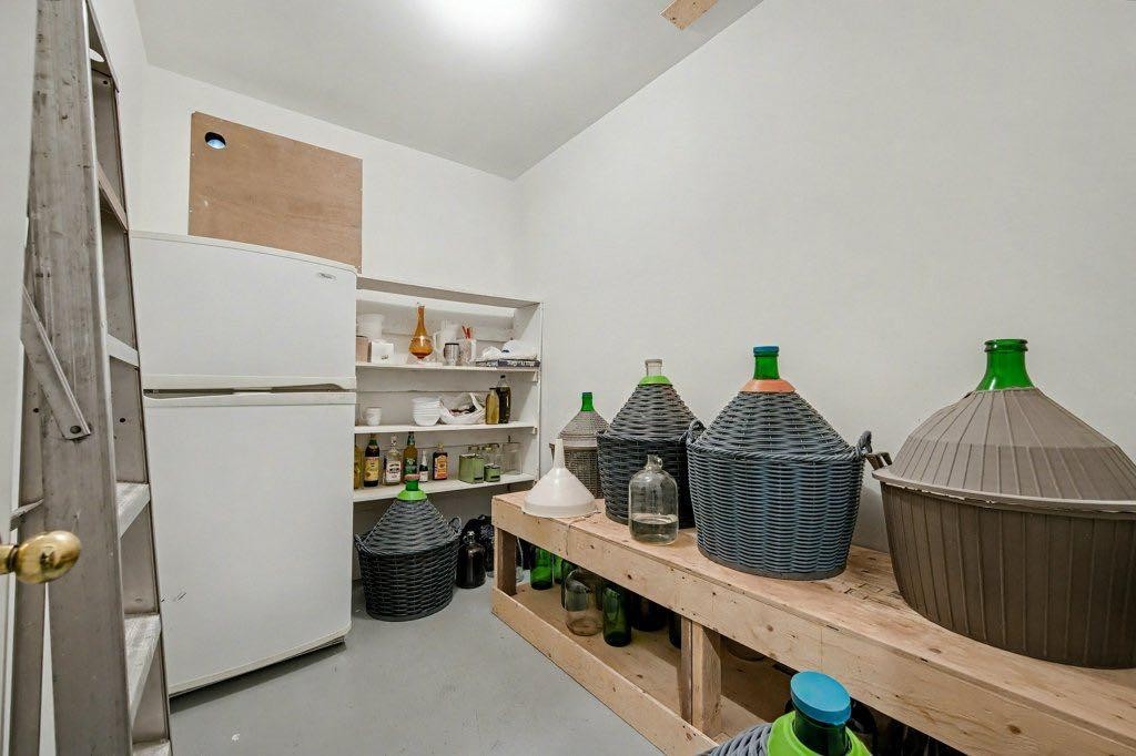 16 Straddock Crescent Sw, Calgary, AB - Indoor Photo Showing Other Room