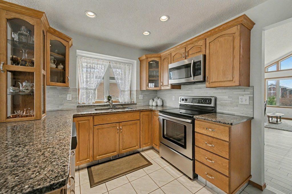 16 Straddock Crescent Sw, Calgary, AB - Indoor Photo Showing Kitchen