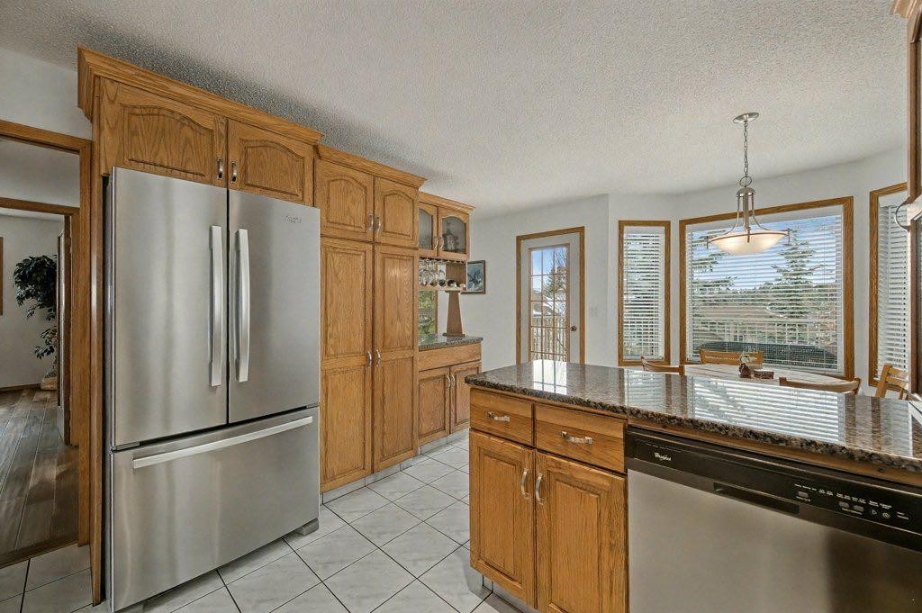 16 Straddock Crescent Sw, Calgary, AB - Indoor Photo Showing Kitchen