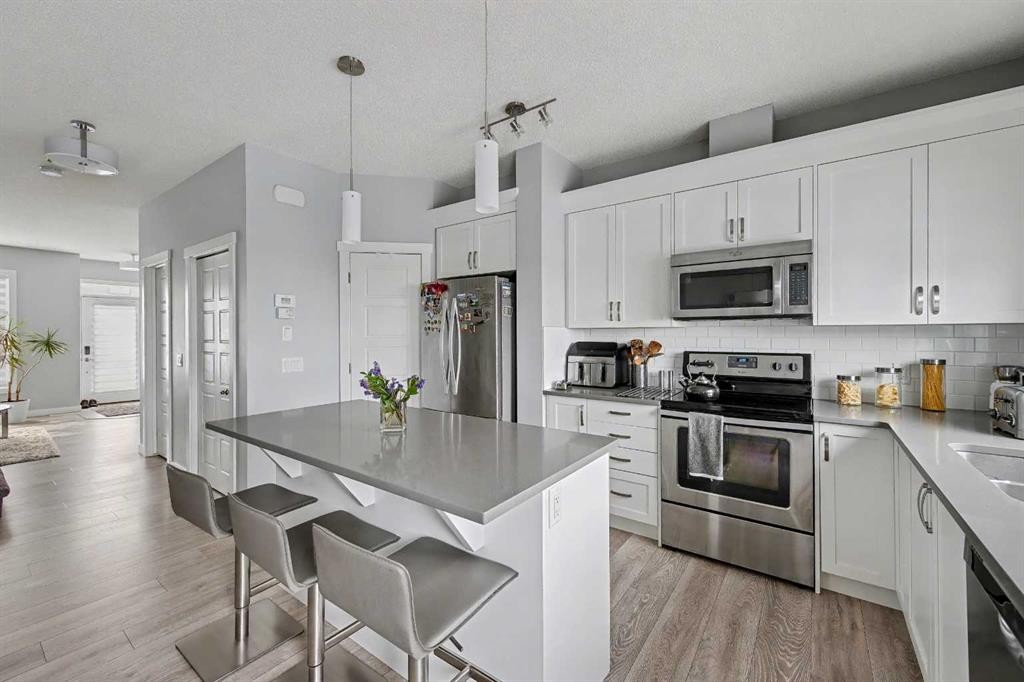 38 Sage Bluff Gate Nw, Calgary, AB - Indoor Photo Showing Kitchen With Double Sink With Upgraded Kitchen