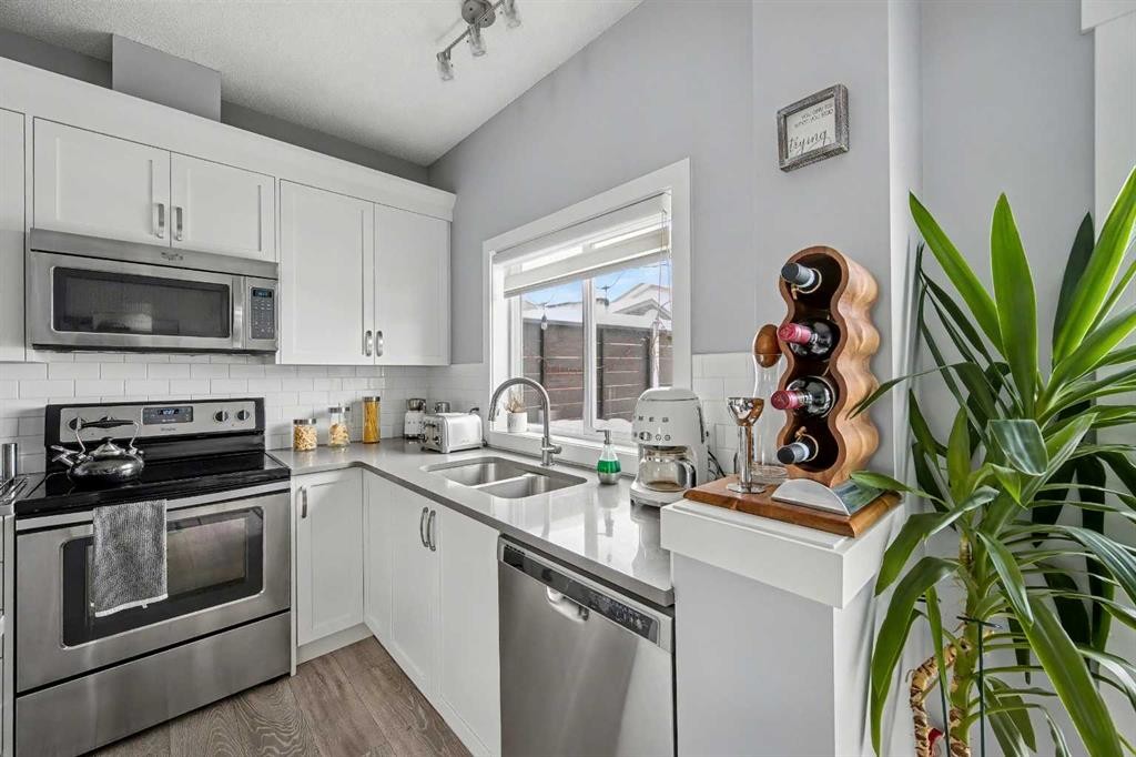 38 Sage Bluff Gate Nw, Calgary, AB - Indoor Photo Showing Kitchen With Double Sink With Upgraded Kitchen