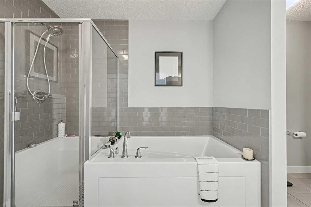 38 Sage Bluff Gate Nw, Calgary, AB - Indoor Photo Showing Bathroom