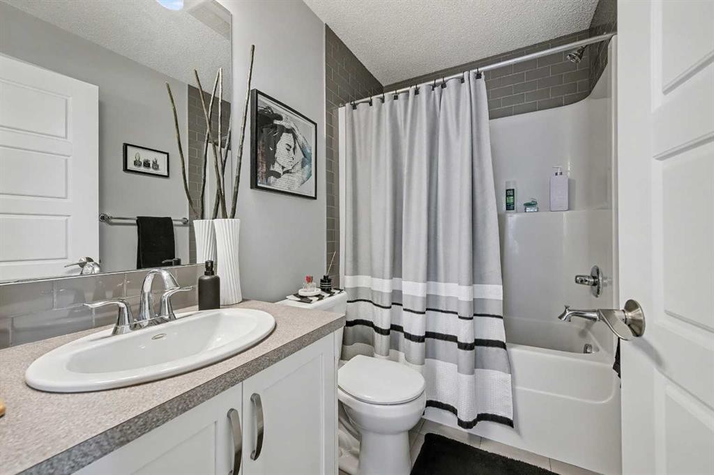 38 Sage Bluff Gate Nw, Calgary, AB - Indoor Photo Showing Bathroom