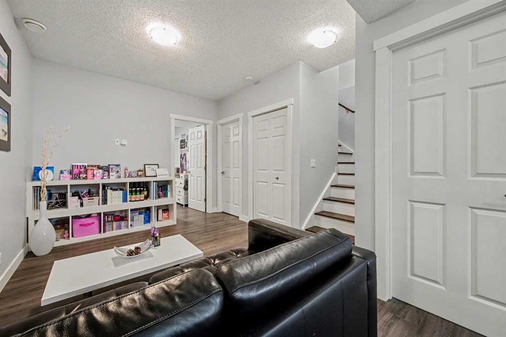 38 Sage Bluff Gate Nw, Calgary, AB - Indoor Photo Showing Other Room