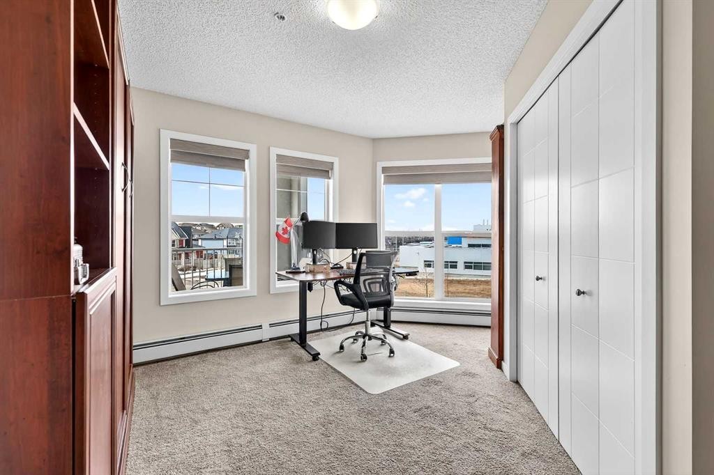 308-402 Marquis Lane Se, Calgary, AB - Indoor Photo Showing Office