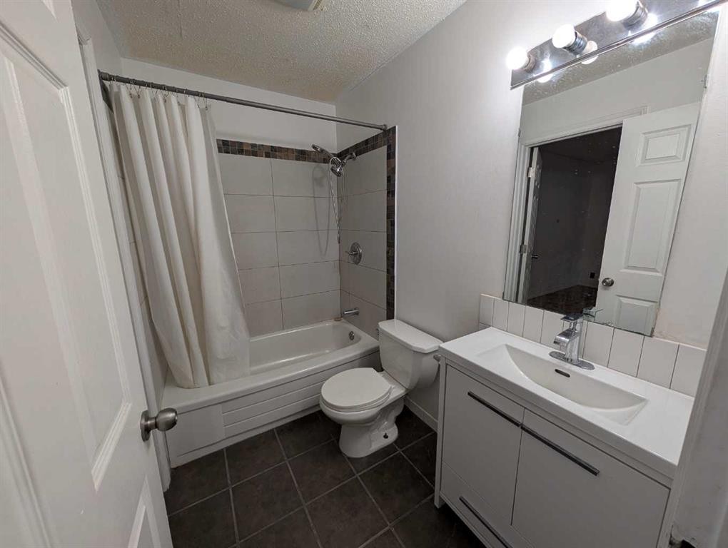 114 Castledale Way Ne, Calgary, AB - Indoor Photo Showing Bathroom