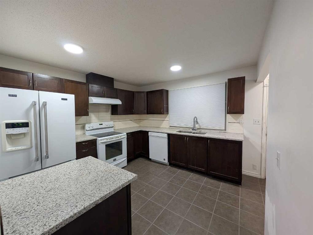 114 Castledale Way Ne, Calgary, AB - Indoor Photo Showing Kitchen