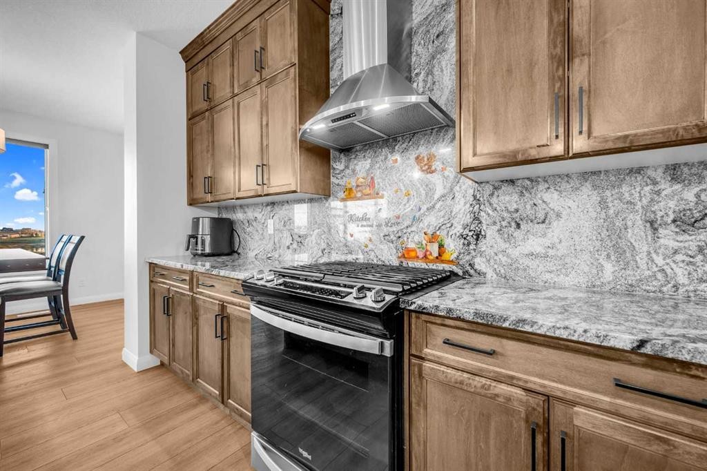 628 West Lakeview Drive, Chestermere, AB - Indoor Photo Showing Kitchen With Upgraded Kitchen